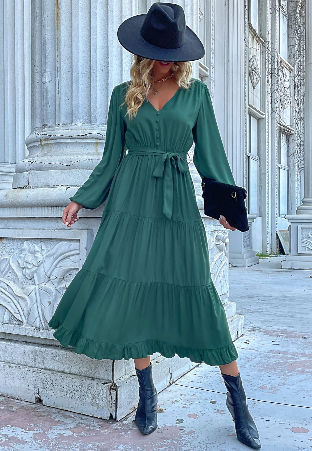 Vestido midi escalonado con detalle de botones