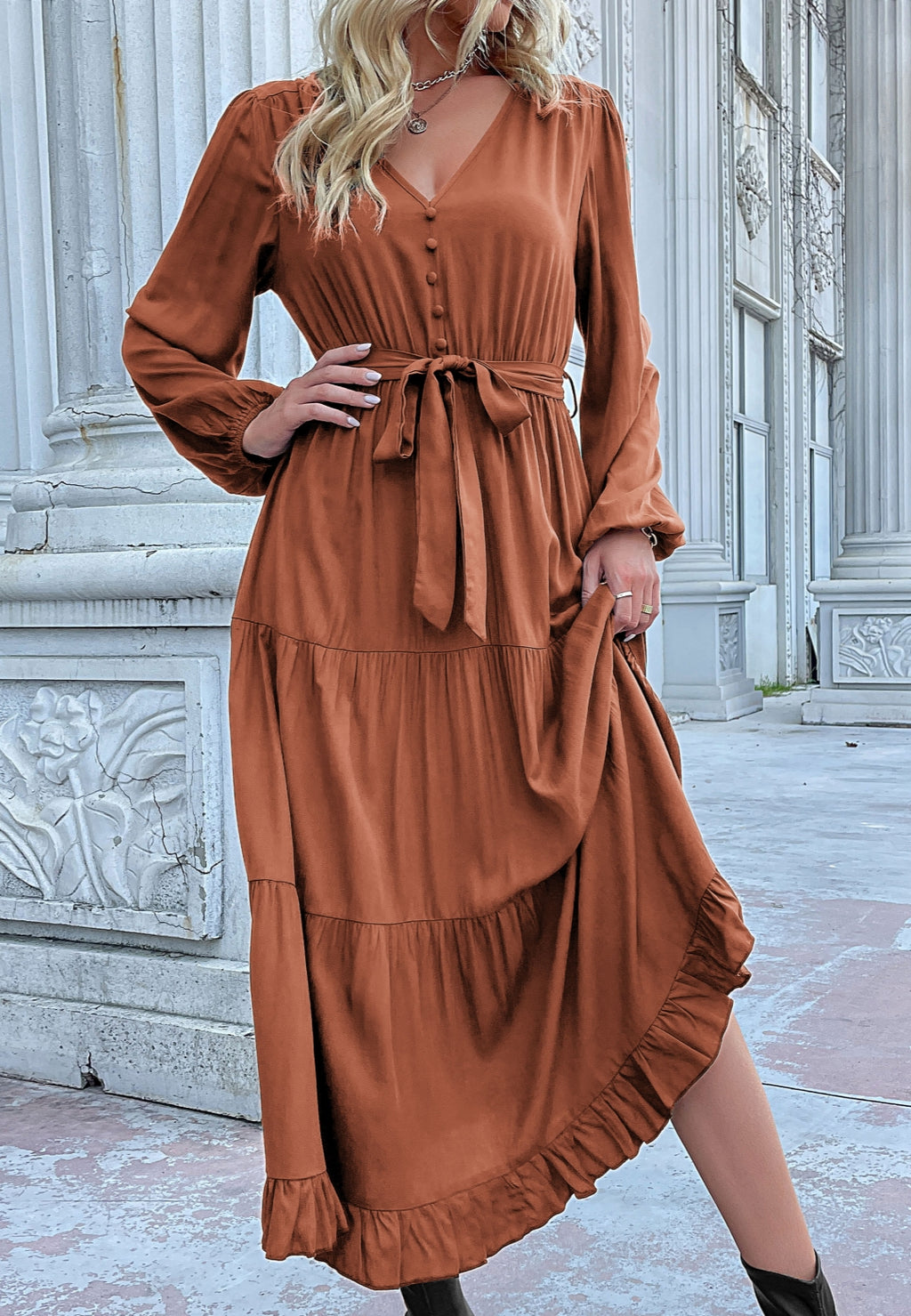 Vestido midi escalonado con detalle de botones