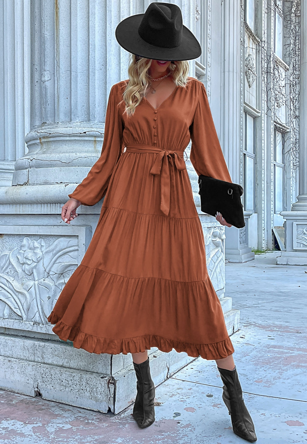Vestido midi escalonado con detalle de botones