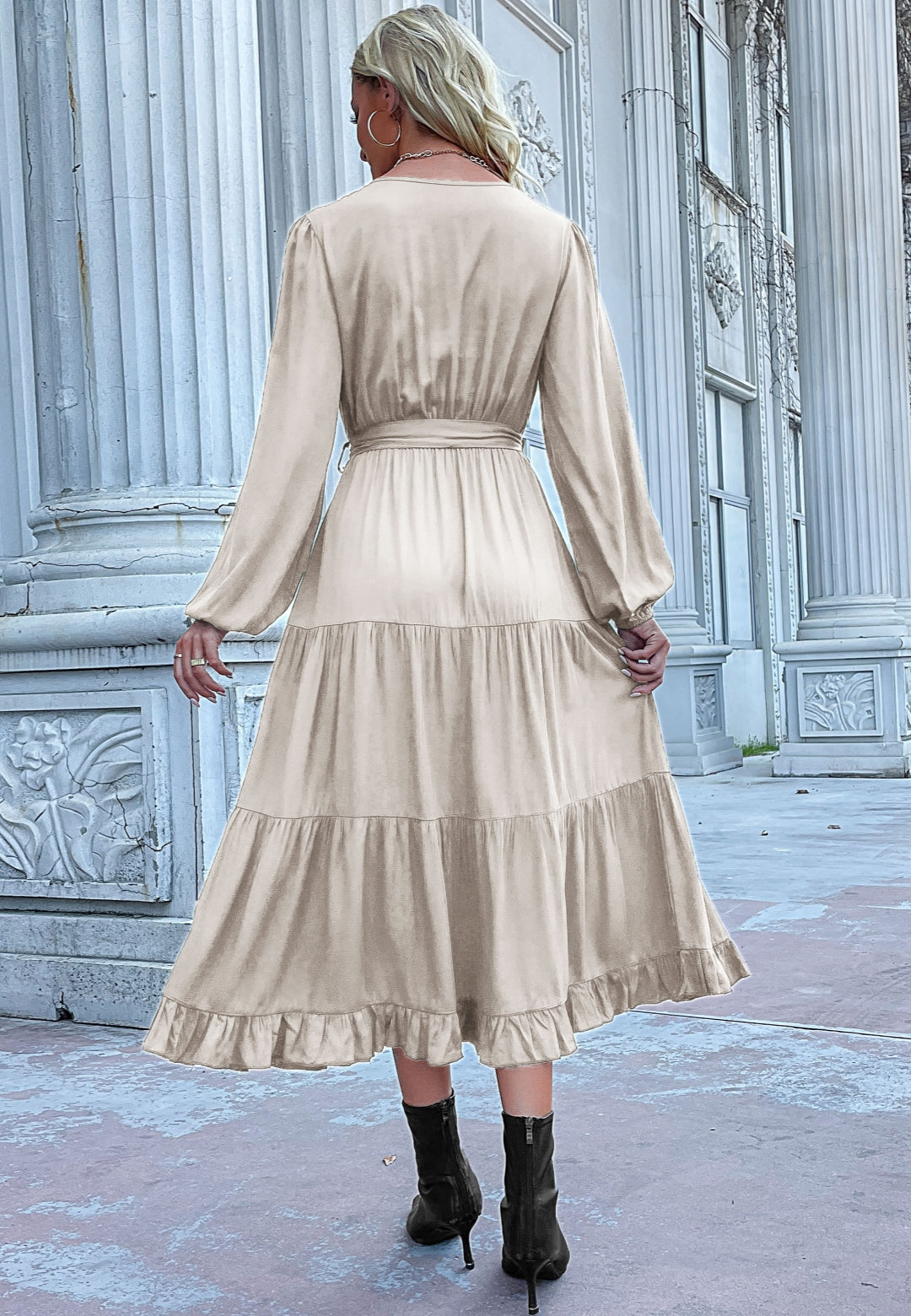 Vestido midi escalonado con detalle de botones