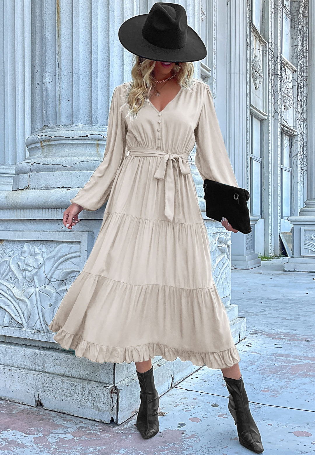 Vestido midi escalonado con detalle de botones