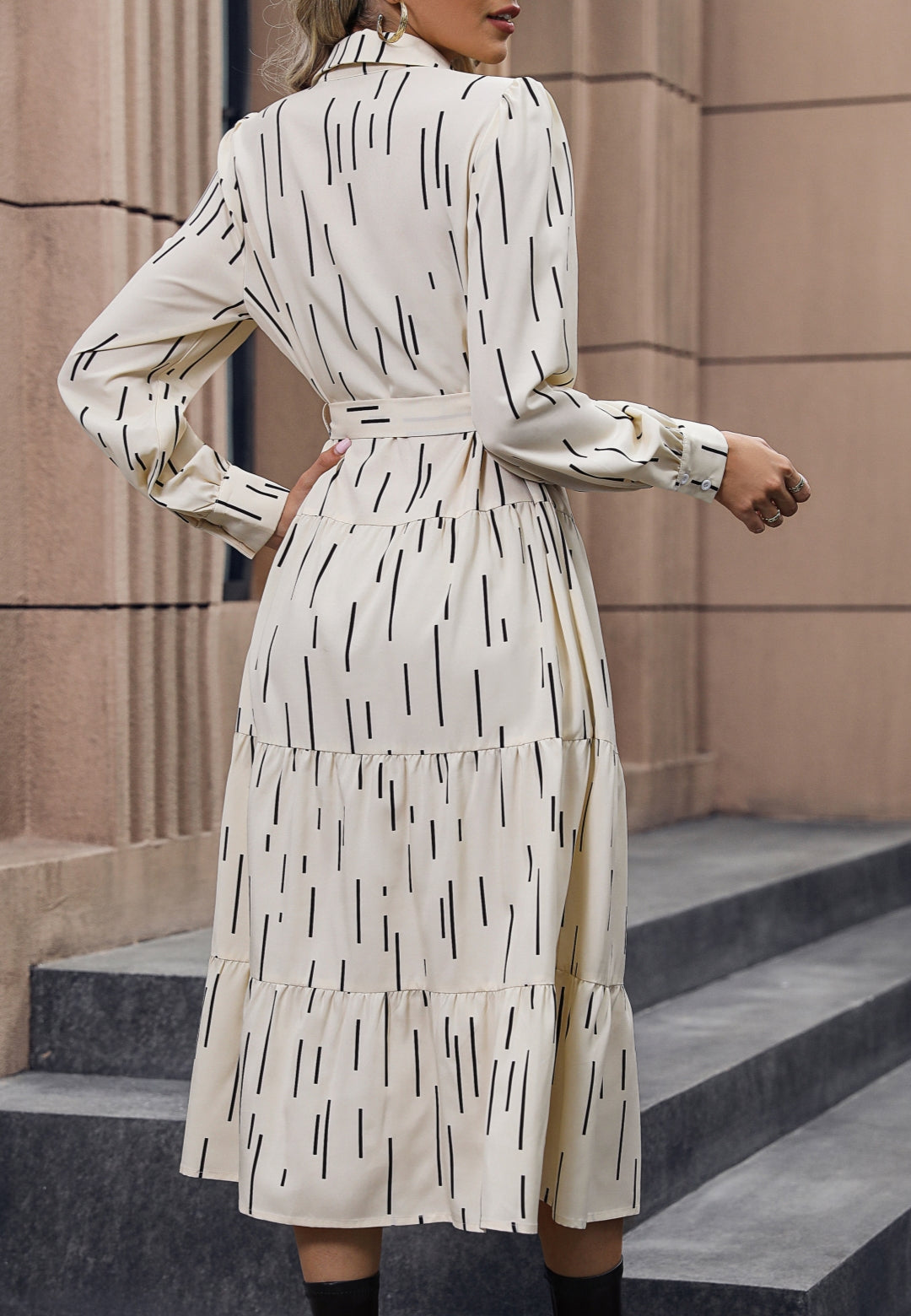 Vestido camisero con capas y estampado abstracto