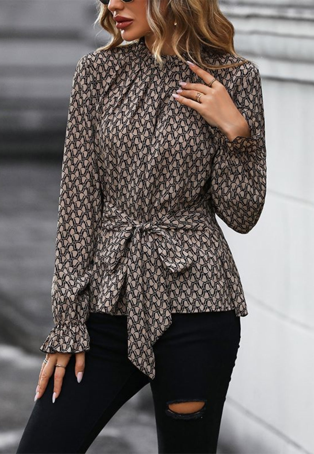 Blusa con lazo en la cintura y estampado geométrico