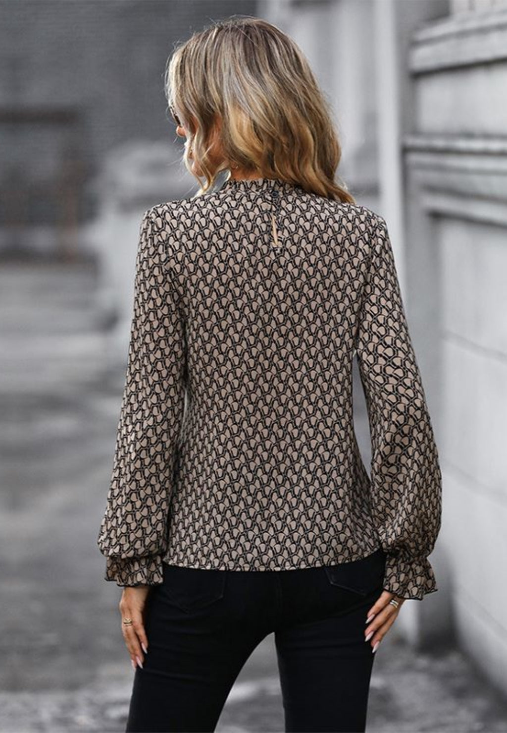 Blusa con lazo en la cintura y estampado geométrico