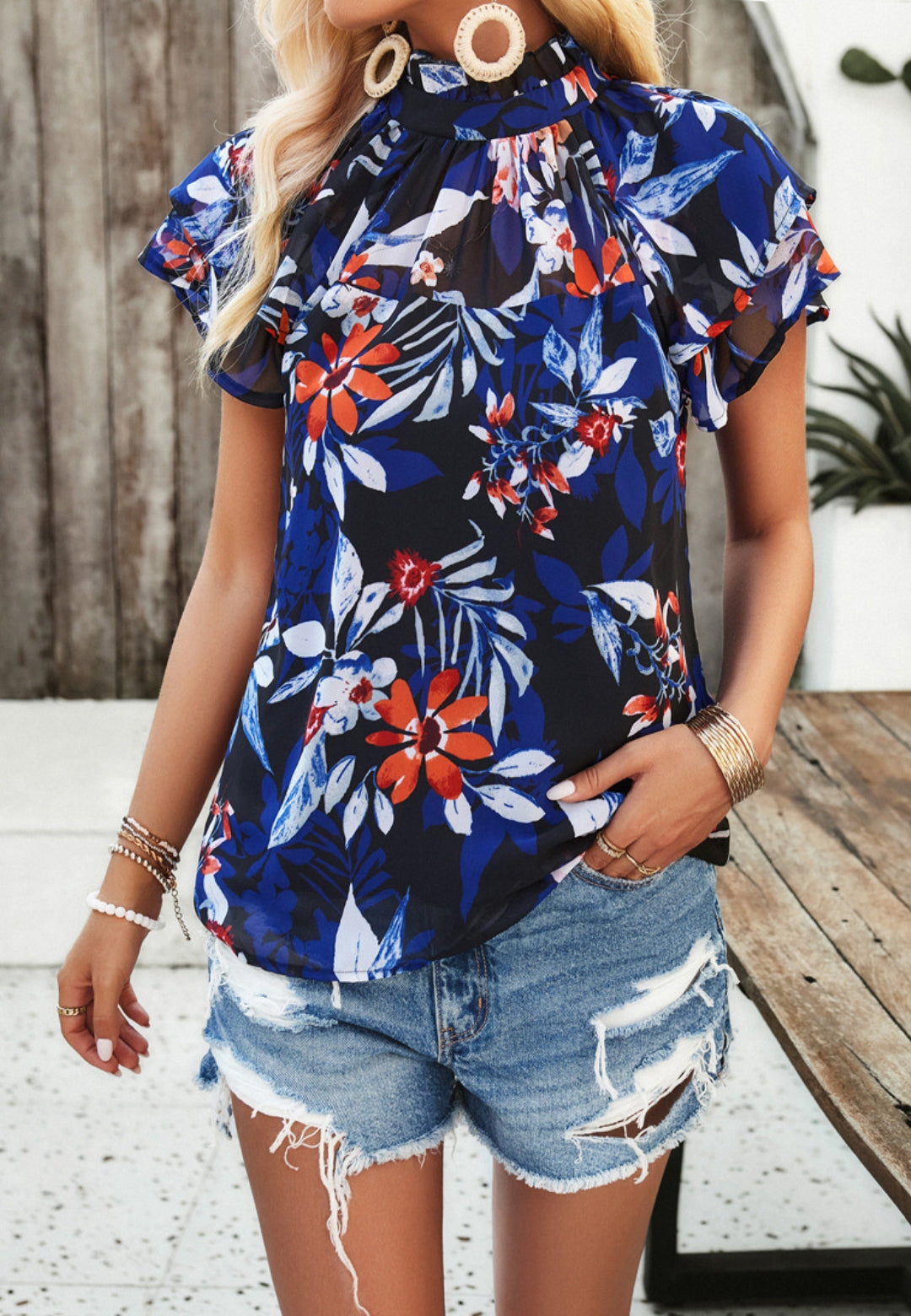 Blusa floral de manga corta con capas