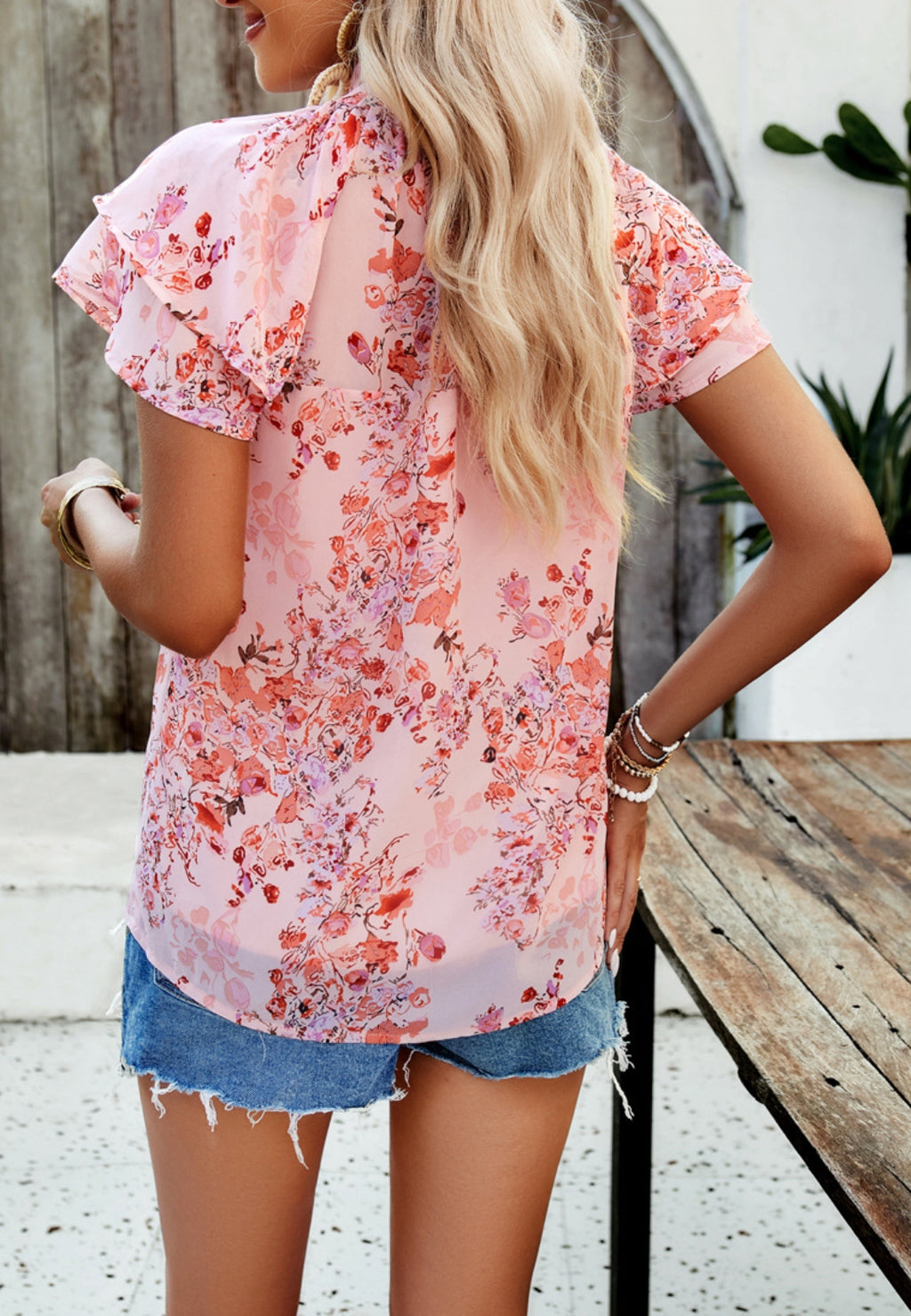 Blusa floral de manga corta con capas