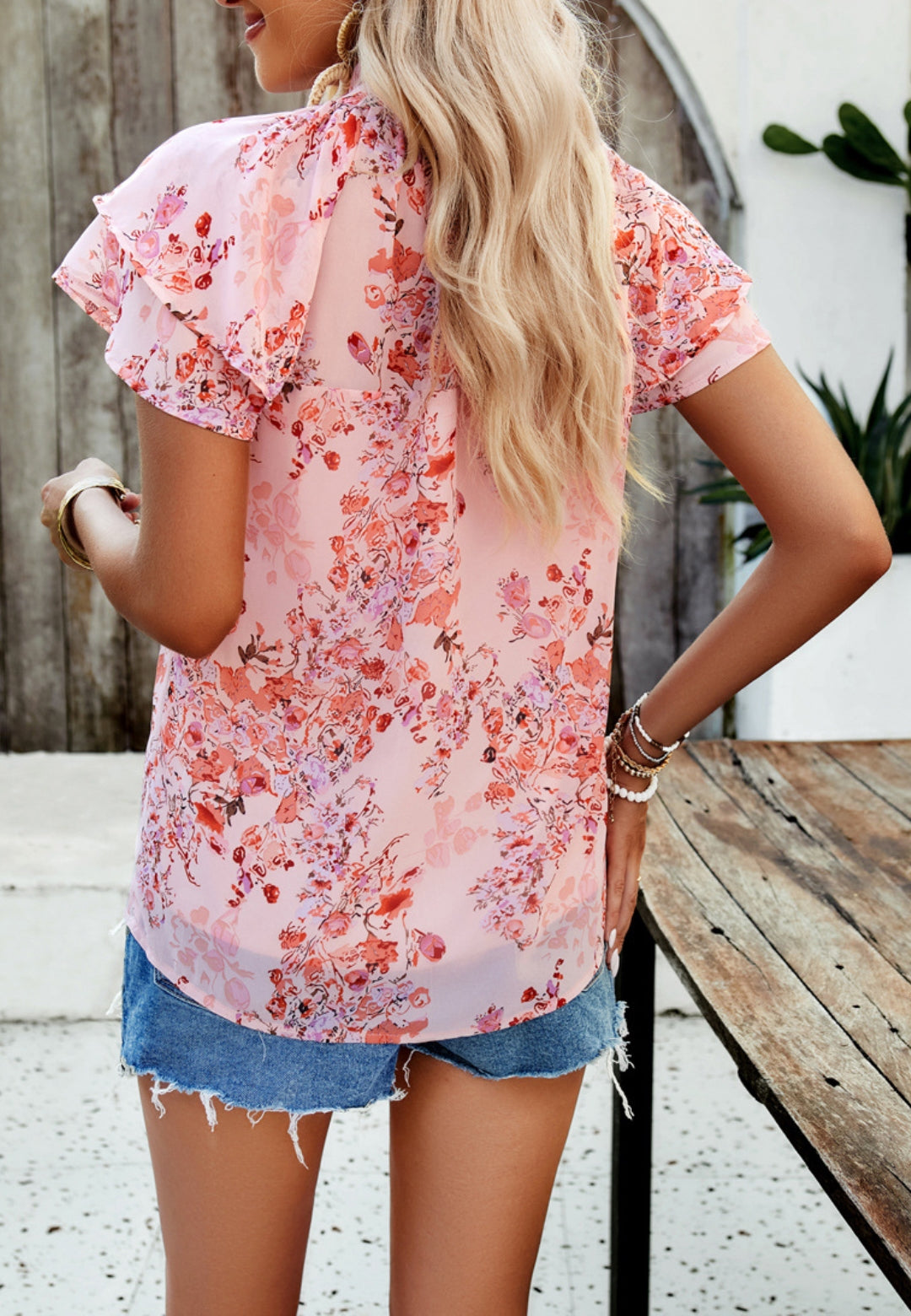 Blusa floral de manga corta con capas