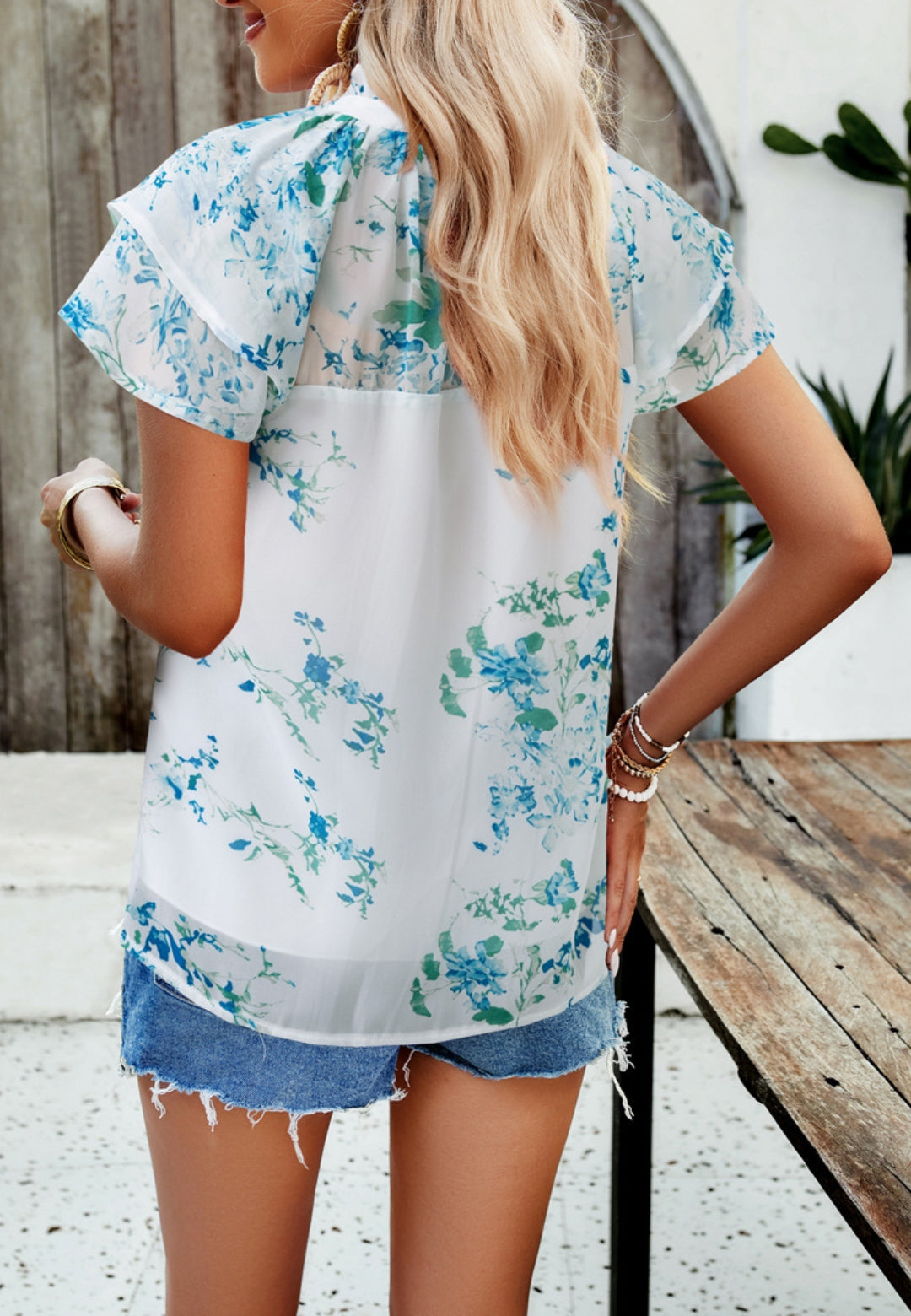 Blusa floral de manga corta con capas