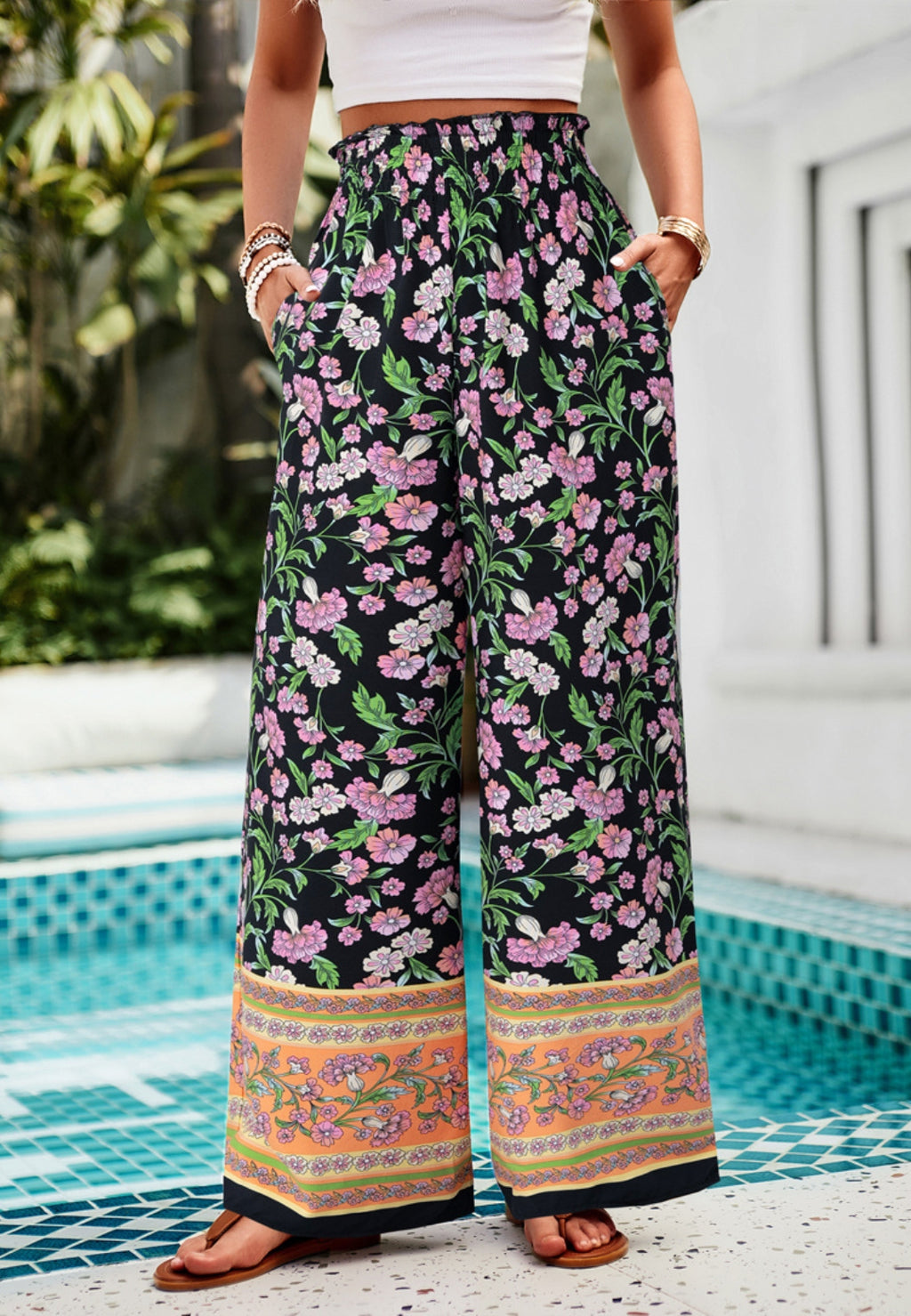 Pantalones bohemios con cintura alta y frunces florales