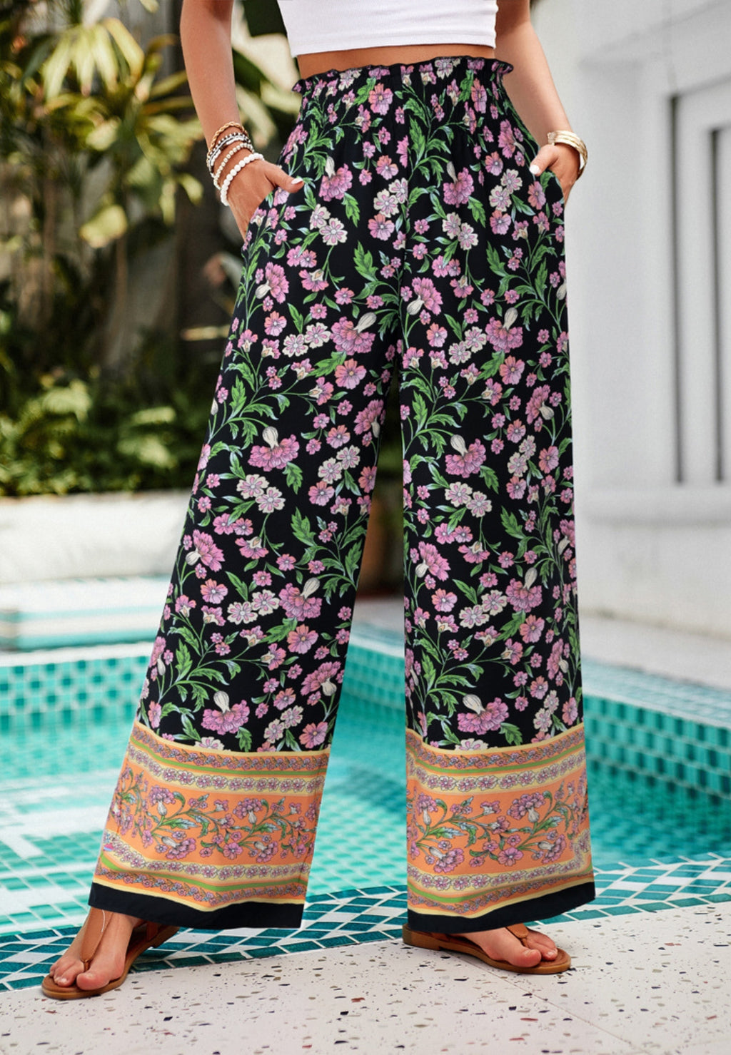 Pantalones bohemios con cintura alta y frunces florales