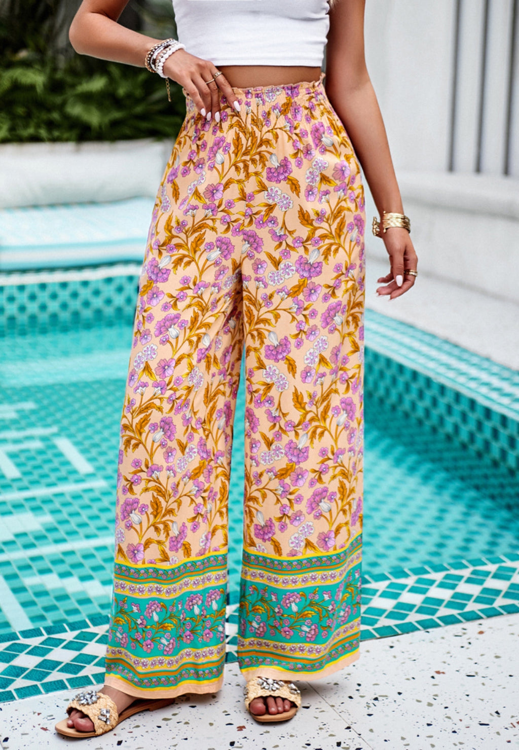Pantalones bohemios con cintura alta y frunces florales