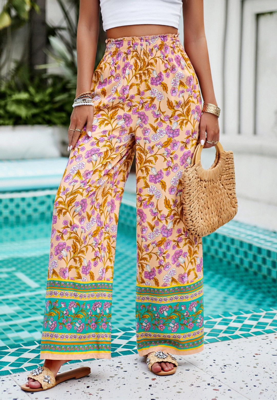 Pantalones bohemios con cintura alta y frunces florales