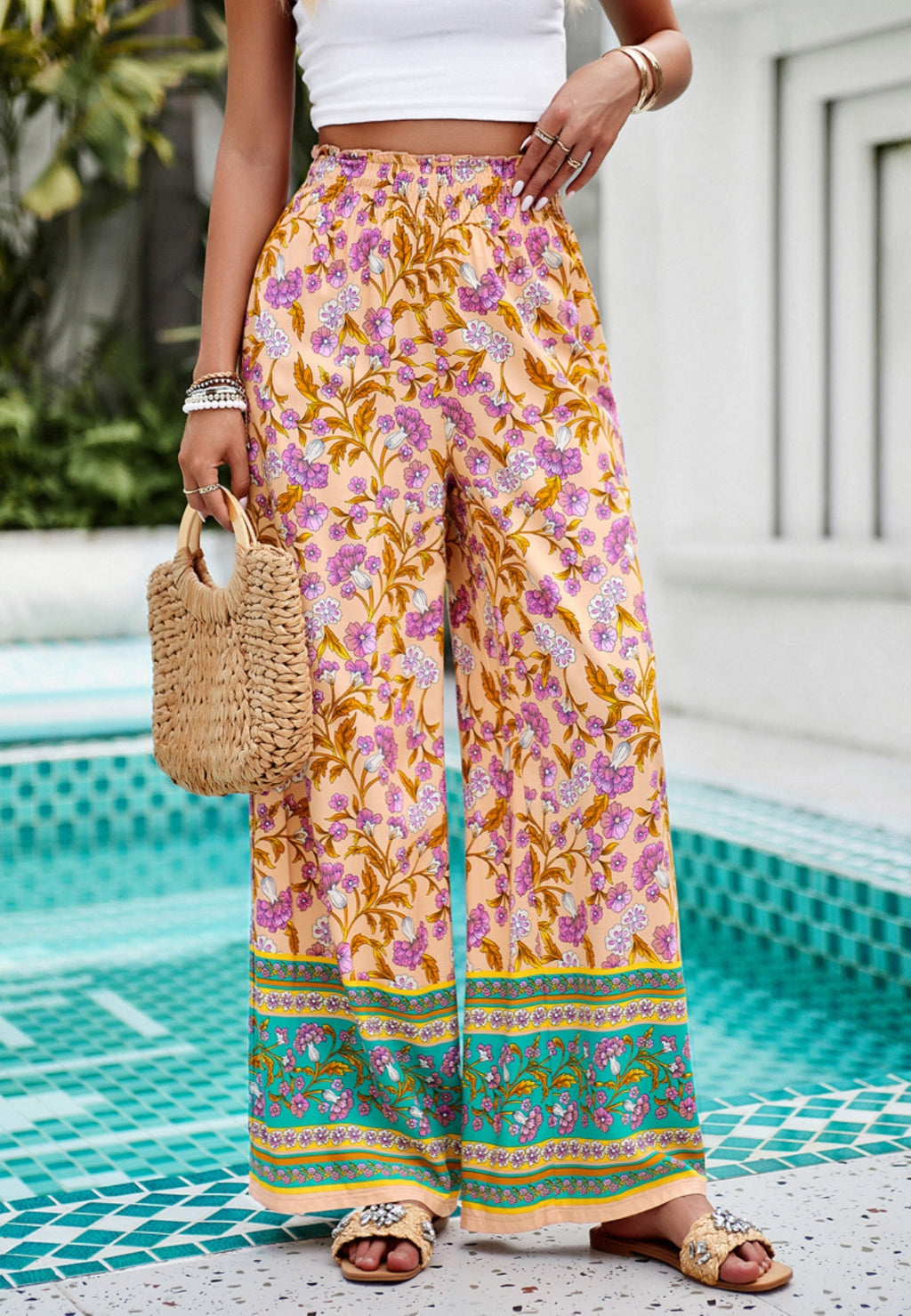 Pantalones bohemios con cintura alta y frunces florales