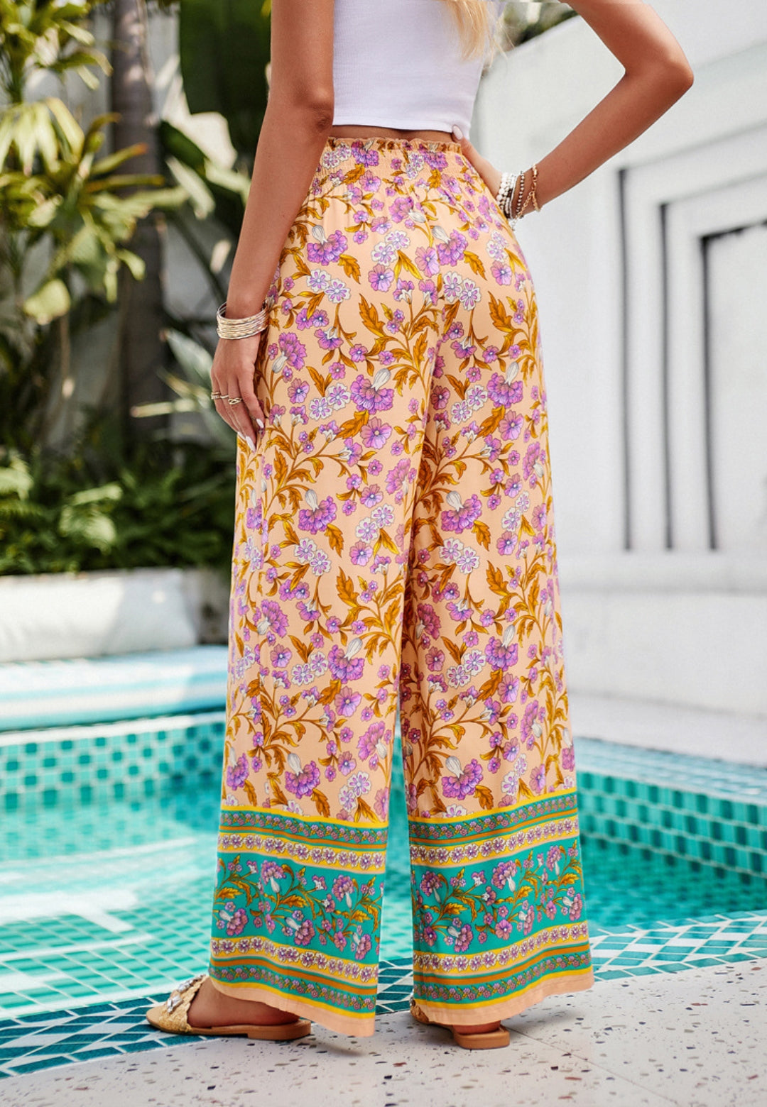 Pantalones bohemios con cintura alta y frunces florales
