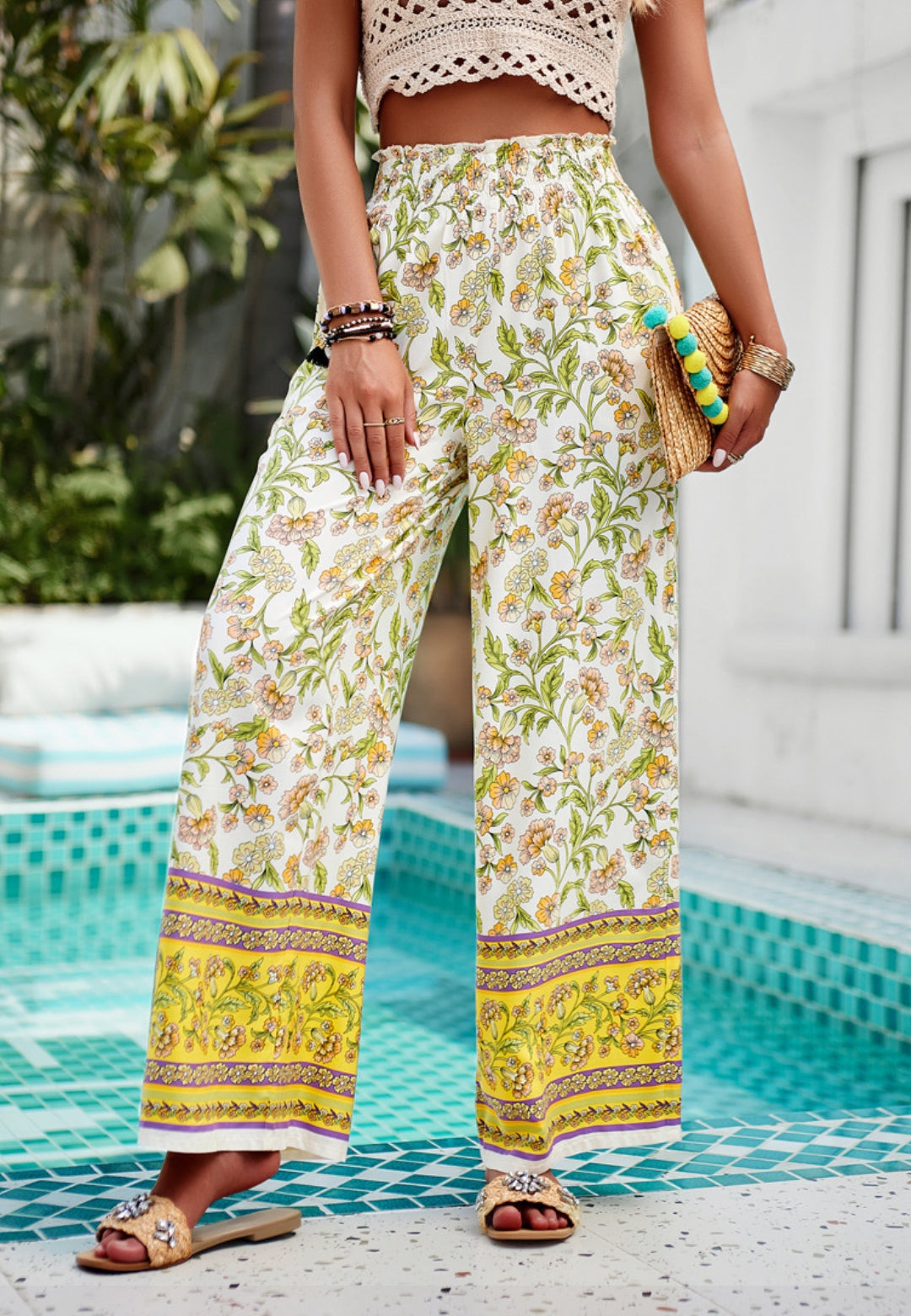 Pantalones bohemios con cintura alta y frunces florales
