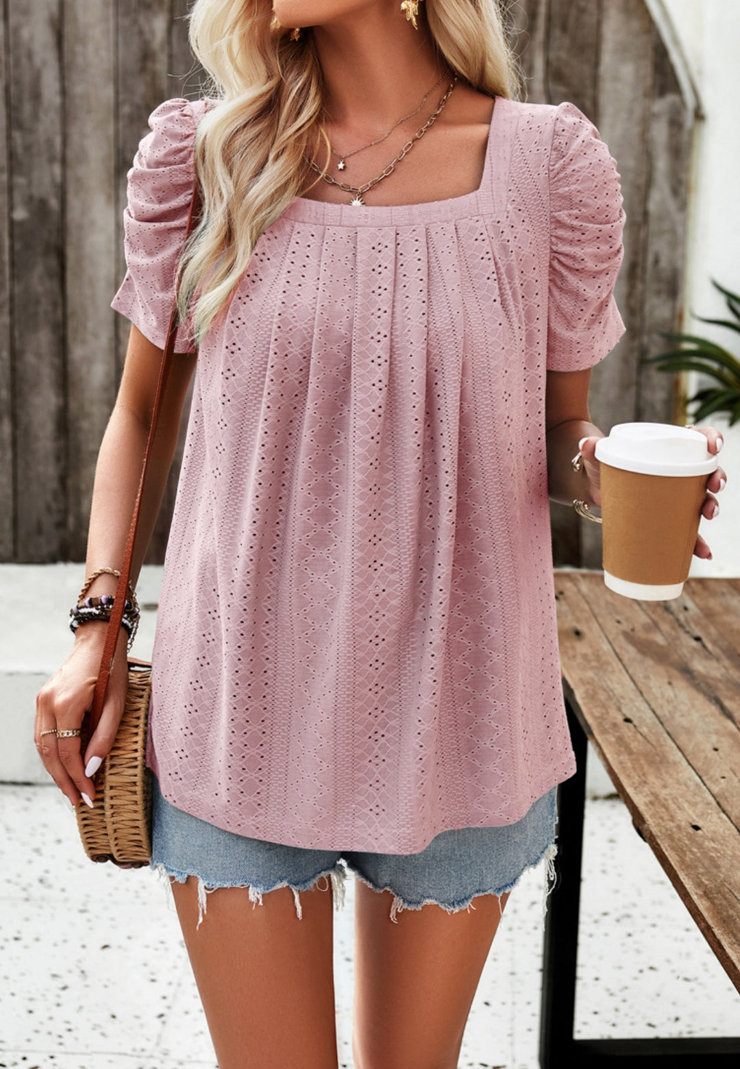 Blusa con escote cuadrado y mangas fruncidas