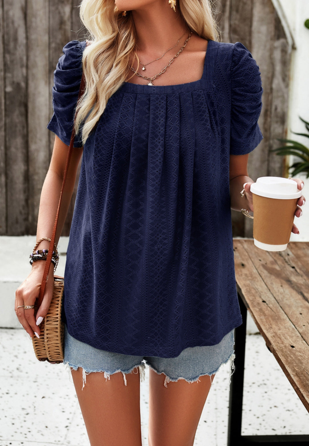 Blusa con escote cuadrado y mangas fruncidas