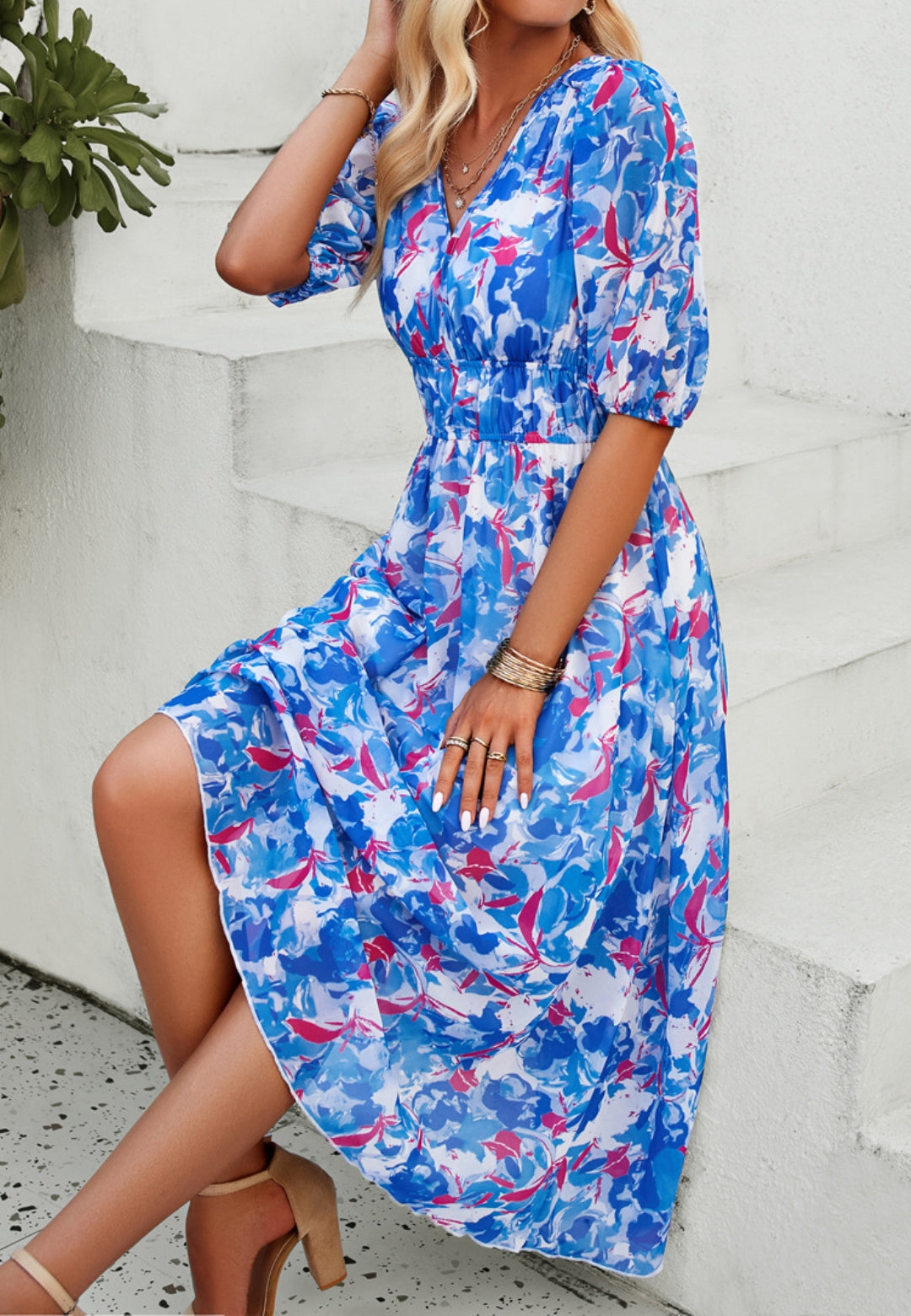 Vestido con escote en V y cintura elástica con estampado floral