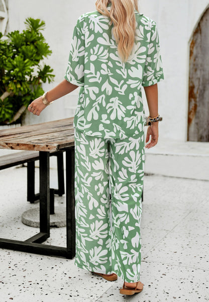 Camisa y pantalón con estampado abstracto a juego