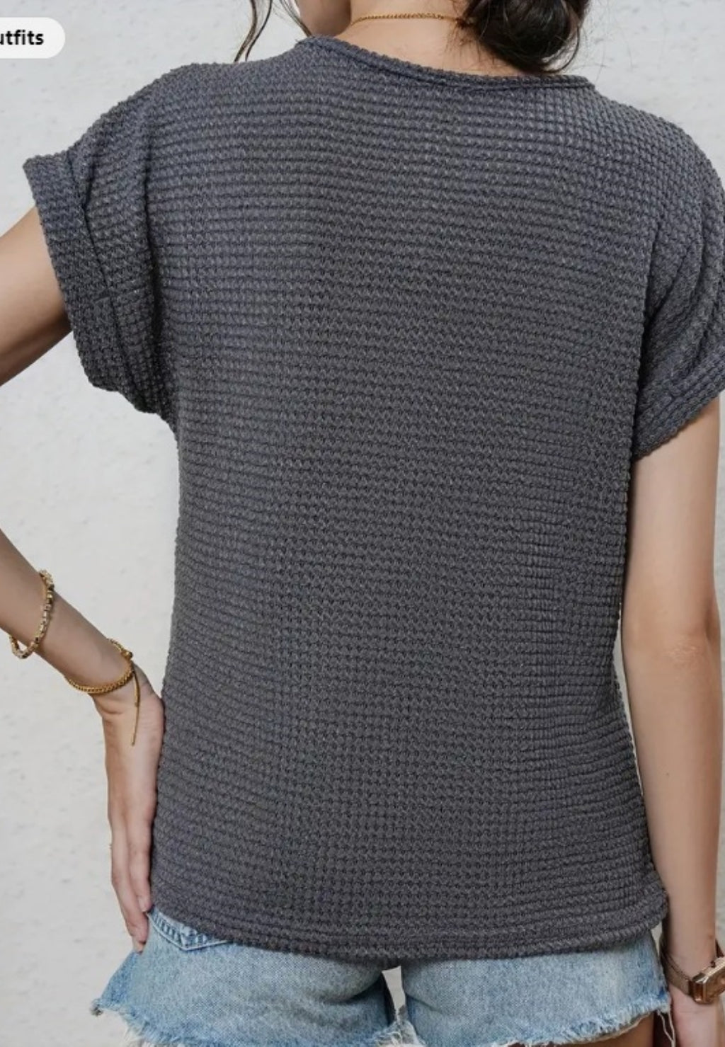Camisa de red texturizada con escote en V dividido