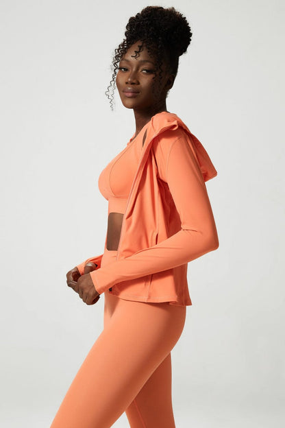 Chaqueta deportiva con capucha y cremallera