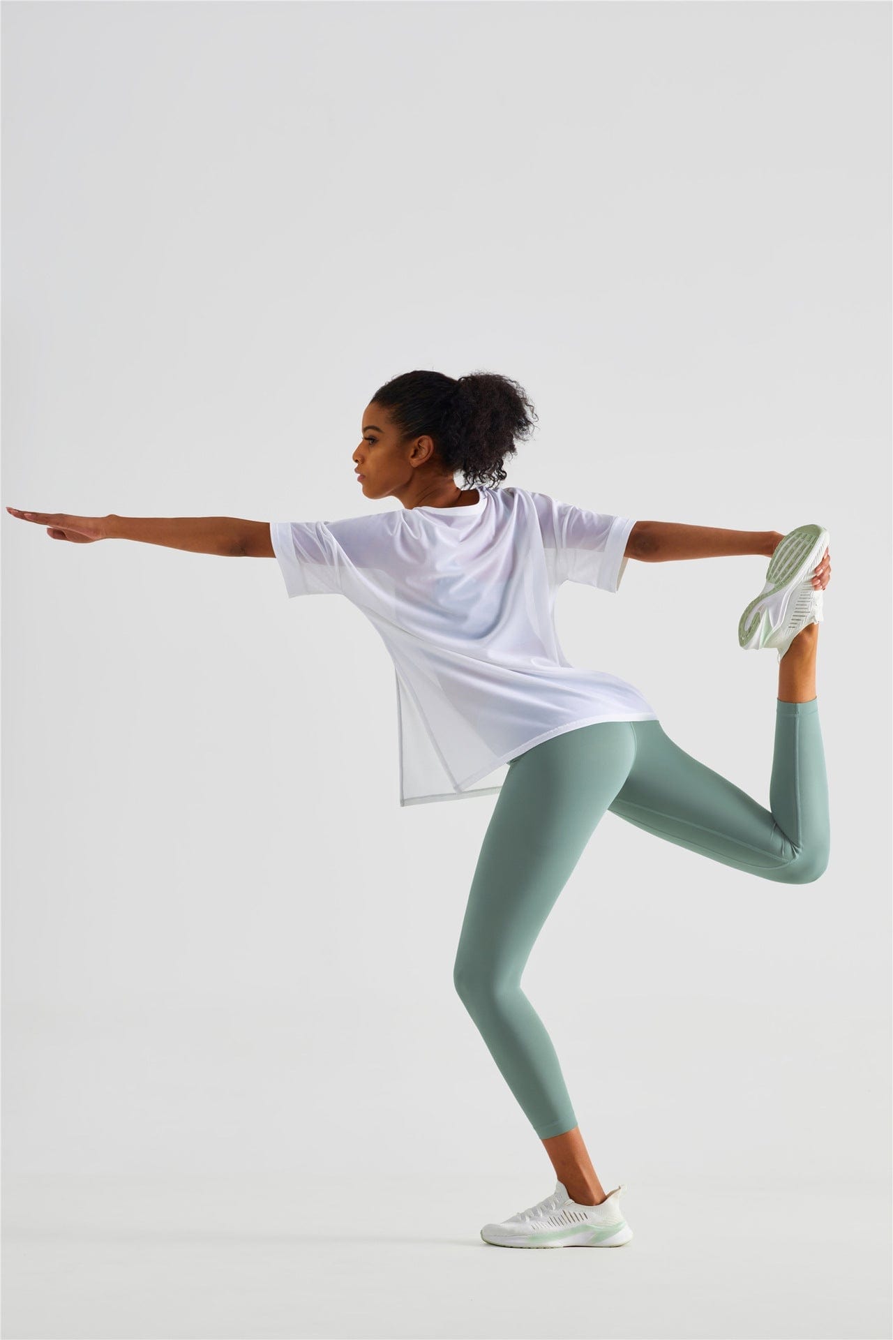 Top y bata deportiva informal con costura de malla
