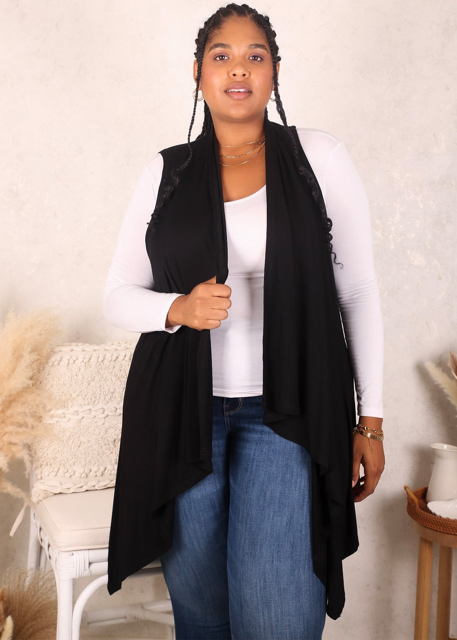 Chaleco tipo cárdigan tipo chal sin mangas con abertura frontal de crochet estilo bohemio de talla grande, color negro liso