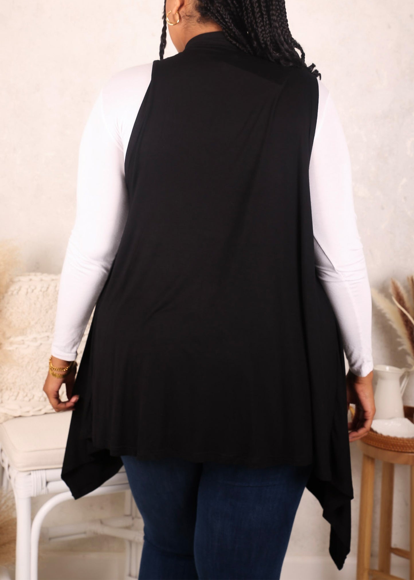 Chaleco tipo cárdigan tipo chal sin mangas con abertura frontal de crochet estilo bohemio de talla grande, color negro liso