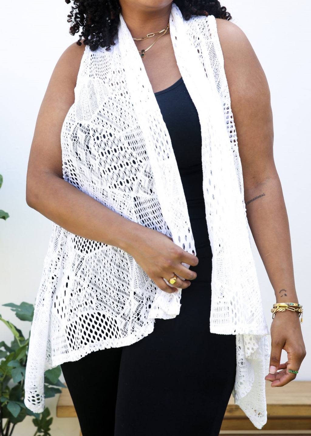 Chaleco tipo cárdigan tipo chal sin mangas con abertura frontal de crochet estilo bohemio de talla grande, color blanco