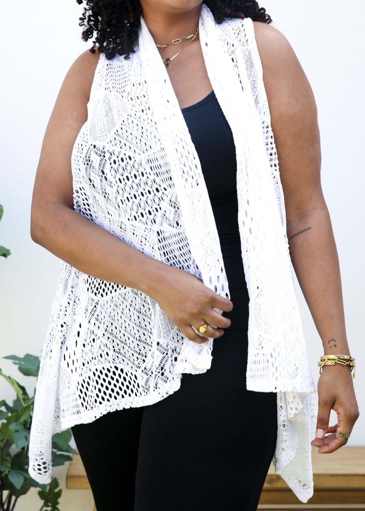 Chaleco tipo cárdigan tipo chal sin mangas con abertura frontal de crochet estilo bohemio de talla grande, color blanco