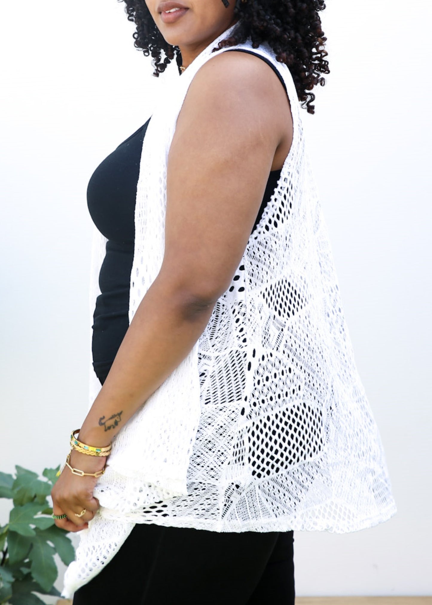 Chaleco tipo cárdigan tipo chal sin mangas con abertura frontal de crochet estilo bohemio de talla grande, color blanco