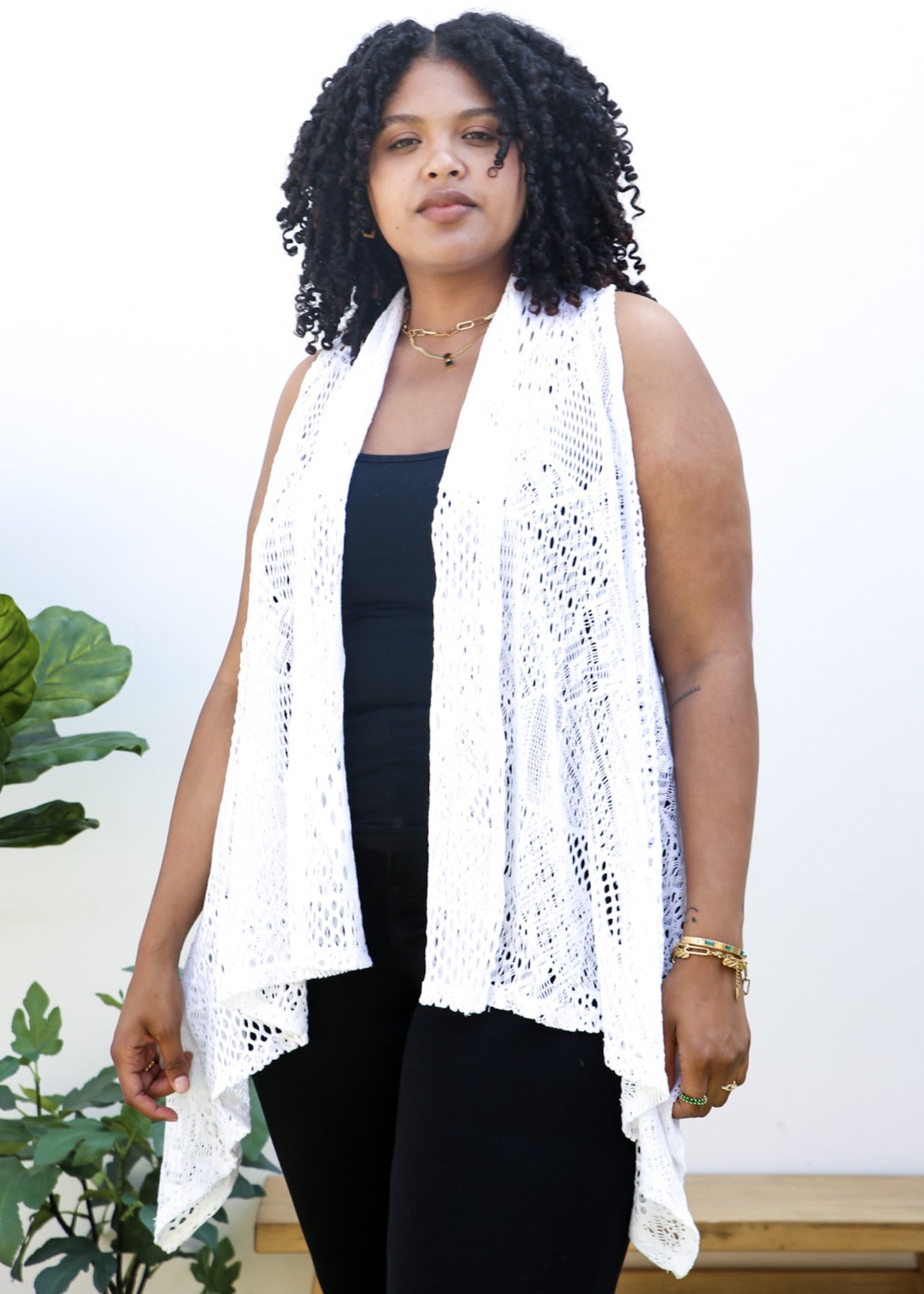 Chaleco tipo cárdigan tipo chal sin mangas con abertura frontal de crochet estilo bohemio de talla grande, color blanco