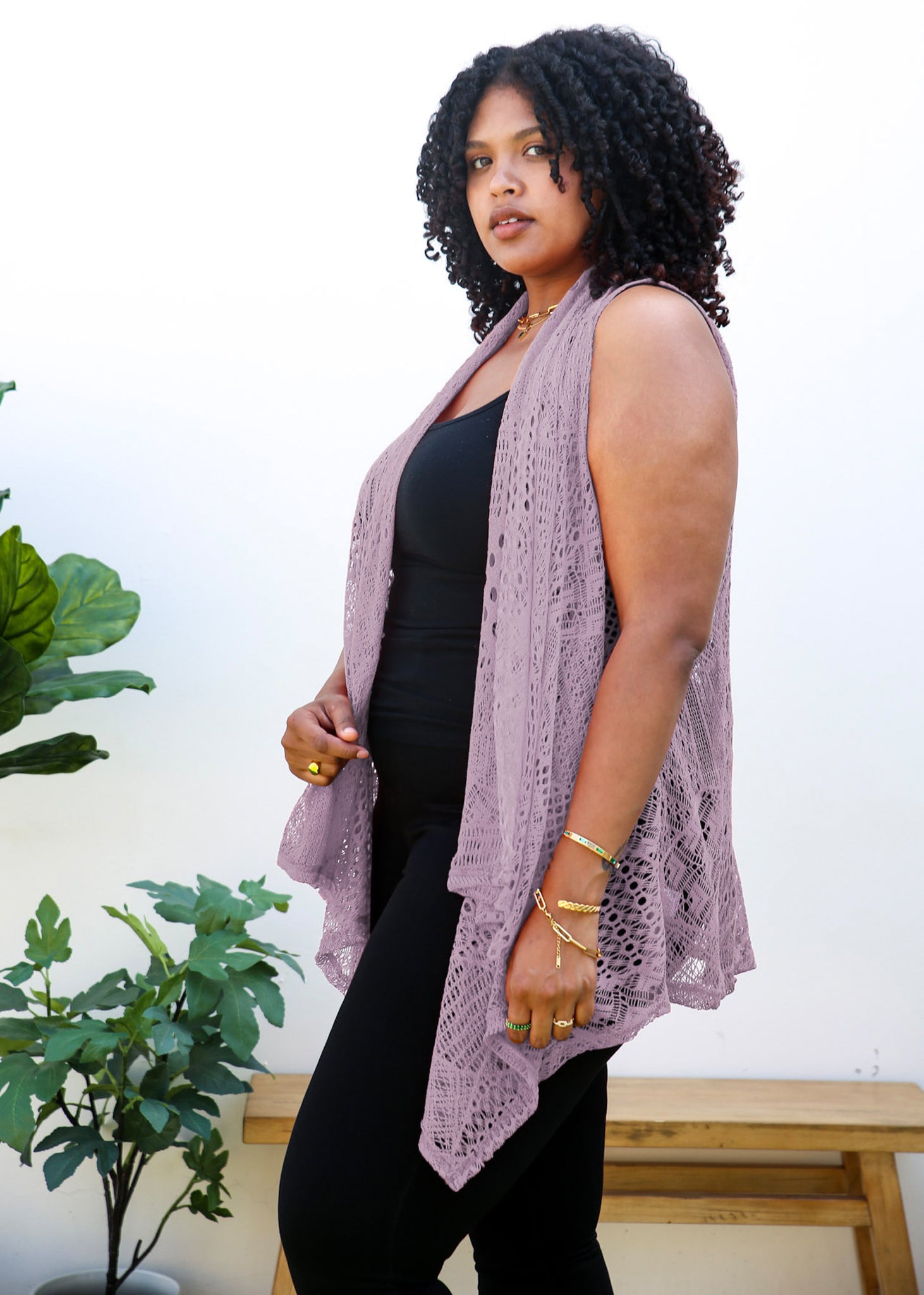 Chaleco tipo cárdigan tipo chal sin mangas con abertura frontal de crochet estilo bohemio de talla grande, color lavanda