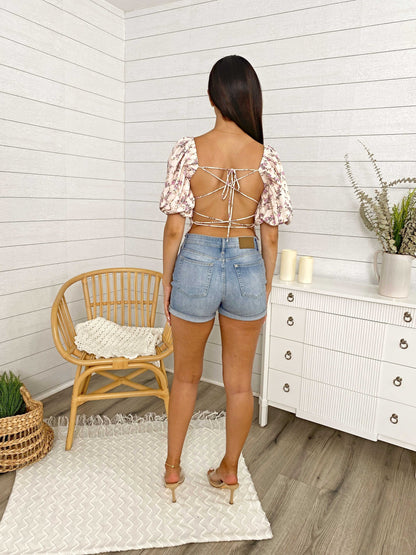 Top corto con espalda abierta, mangas abullonadas y estampado floral