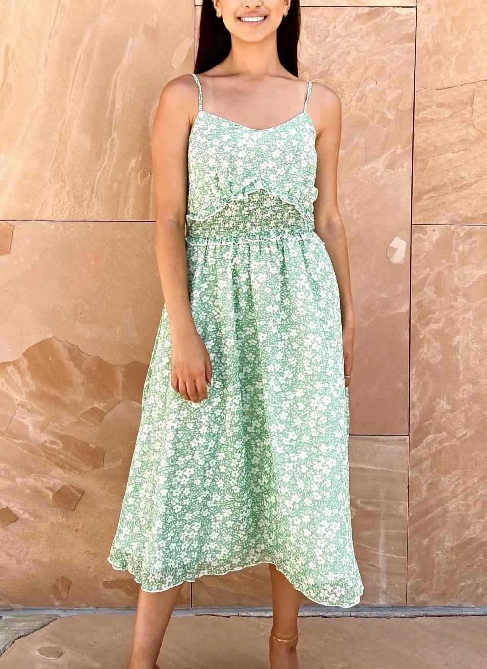 Vestido con estampado floral y cintura con volantes 