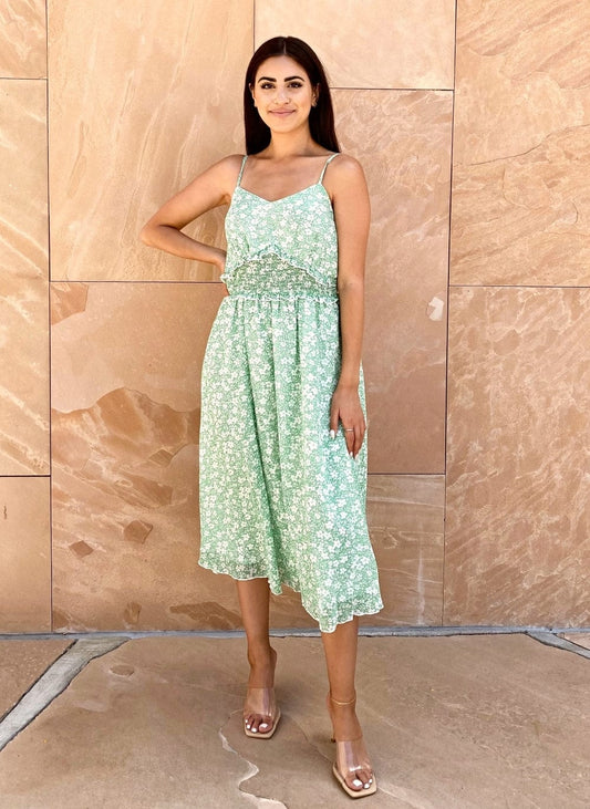 Vestido con estampado floral y cintura con volantes 