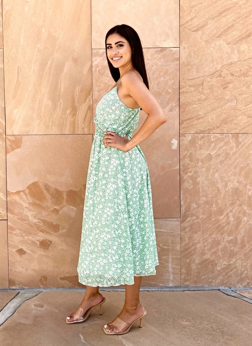 Vestido con estampado floral y cintura con volantes 