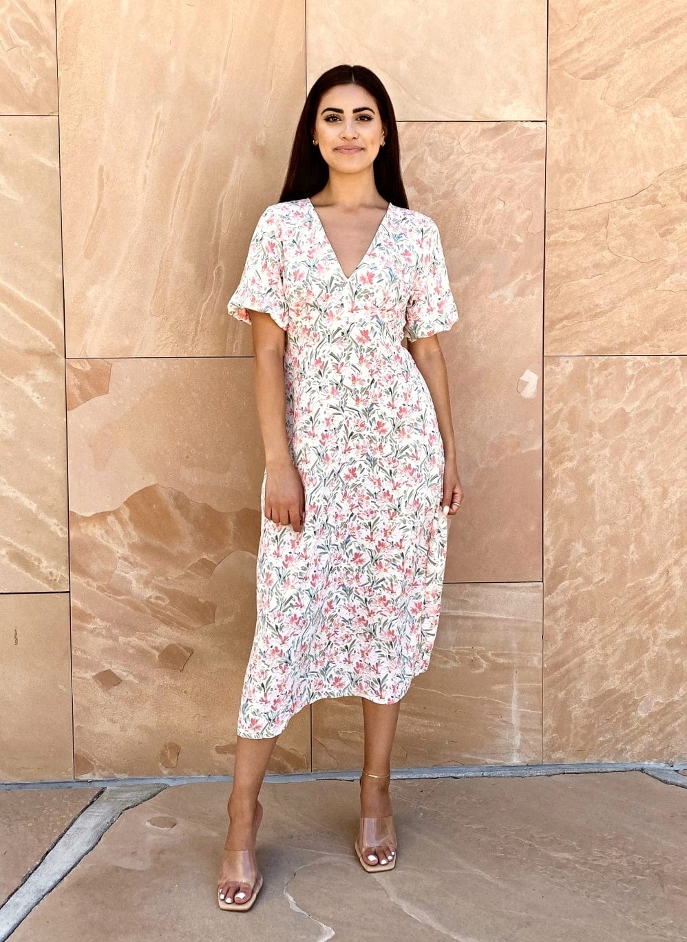 Vestido con mangas abullonadas y lazo en la espalda 