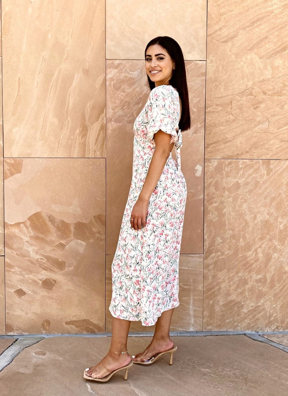 Vestido con mangas abullonadas y lazo en la espalda 