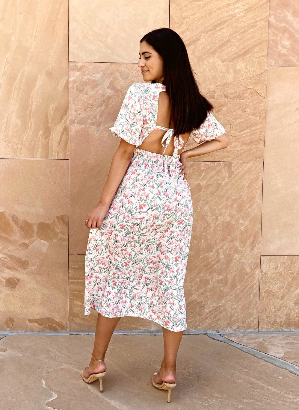Vestido con mangas abullonadas y lazo en la espalda 