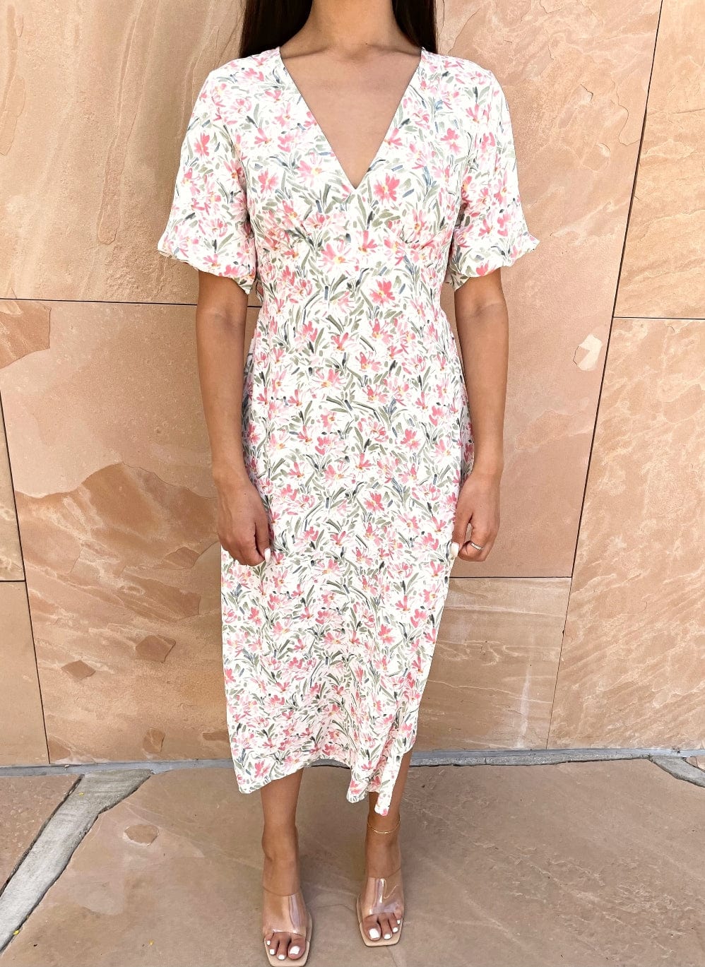 Vestido con mangas abullonadas y lazo en la espalda 