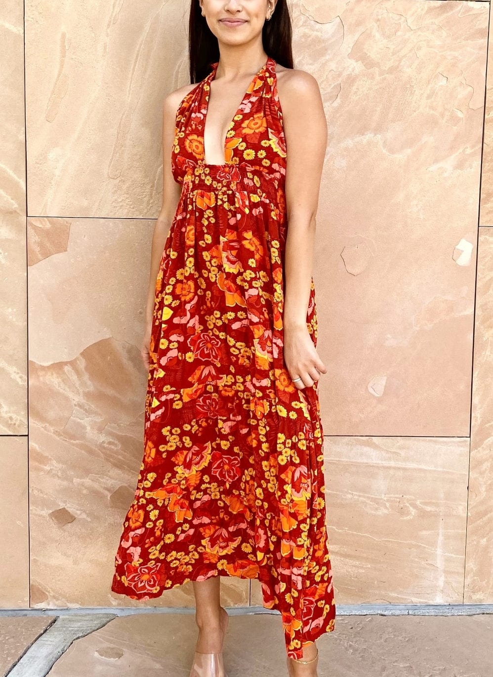 Vestido largo con cuello halter y estampado floral 