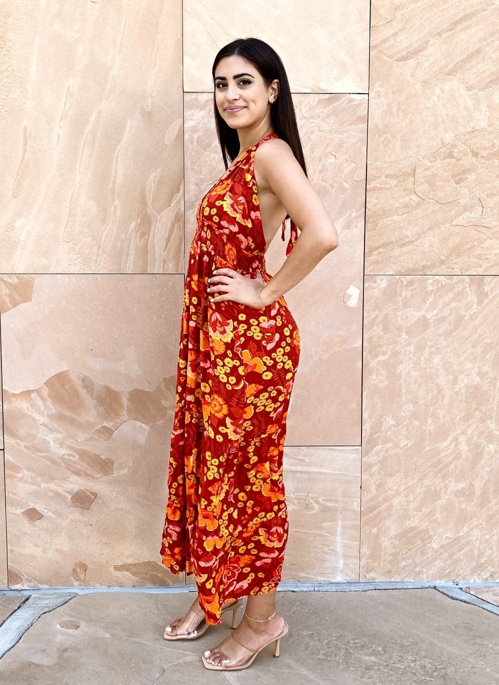 Vestido largo con cuello halter y estampado floral 