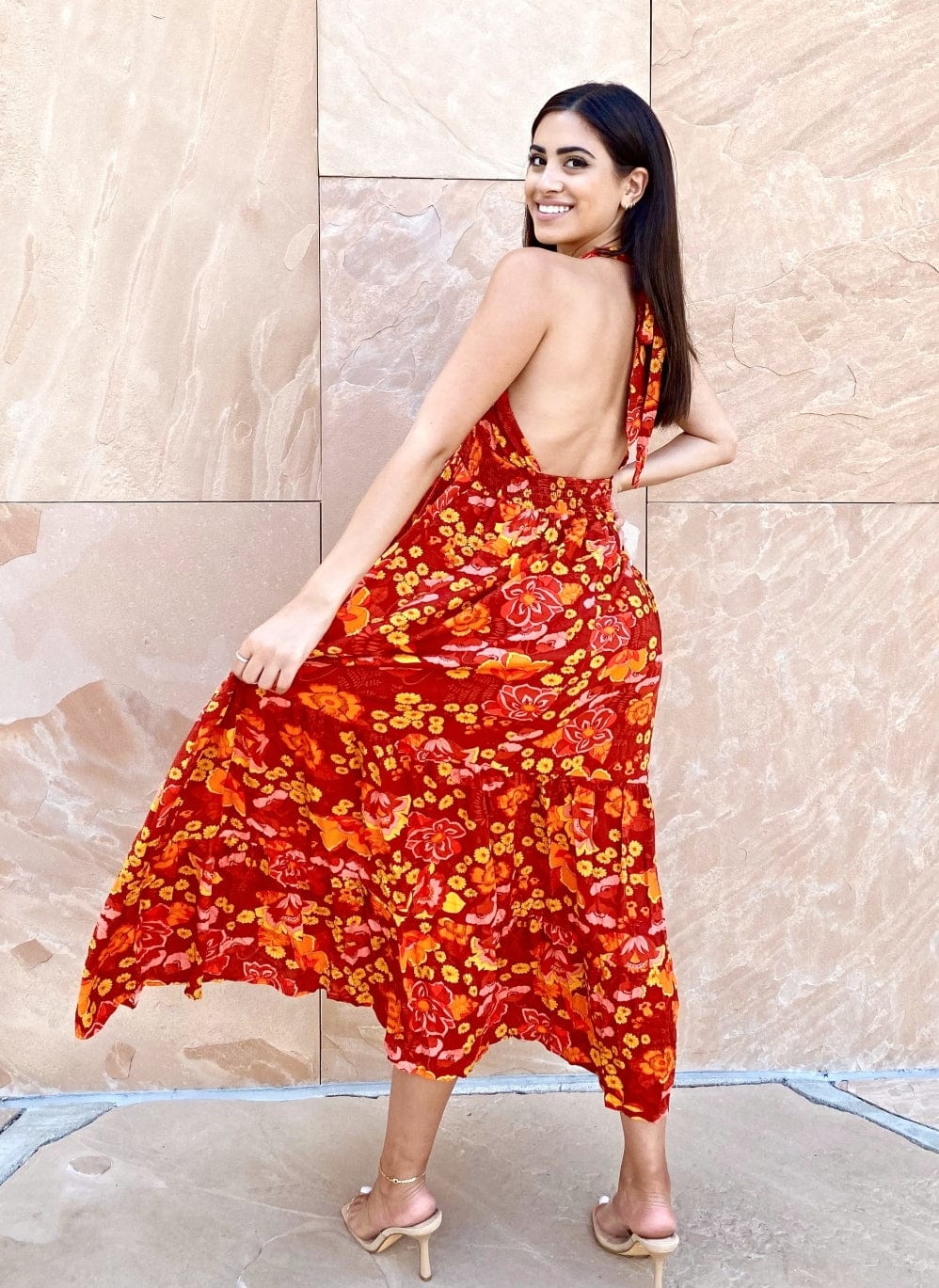 Vestido largo con cuello halter y estampado floral 