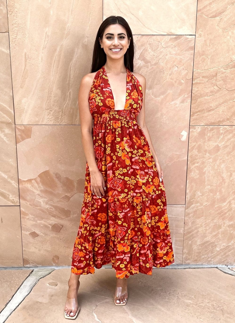 Vestido largo con cuello halter y estampado floral 