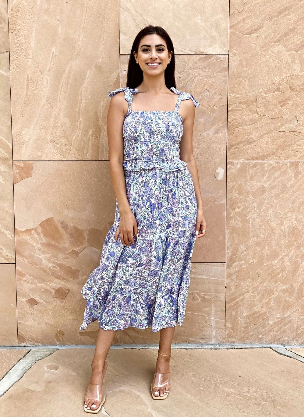 Vestido largo fruncido con lazo en los hombros 