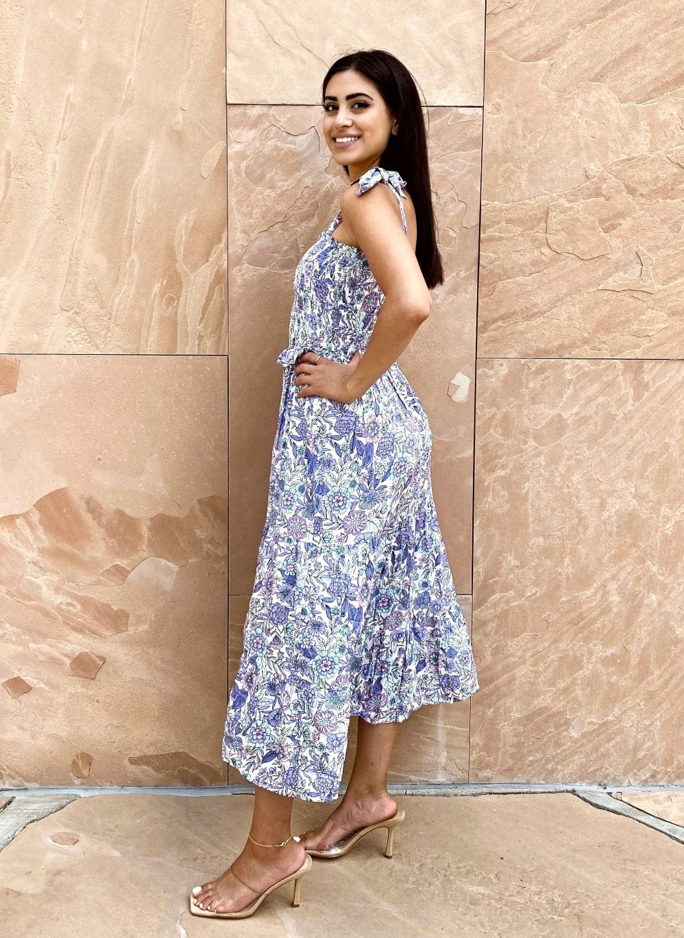 Vestido largo fruncido con lazo en los hombros 
