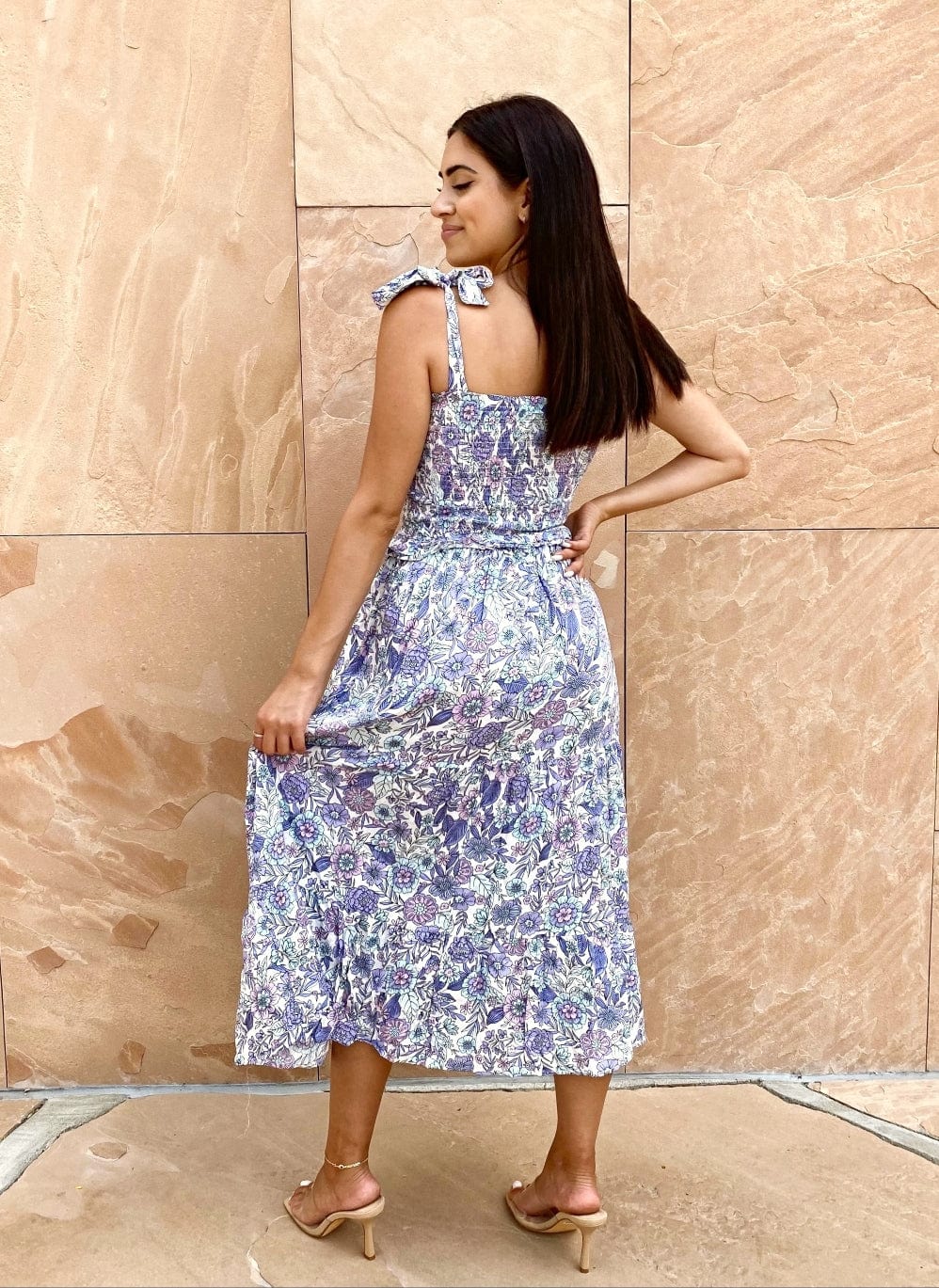 Vestido largo fruncido con lazo en los hombros 