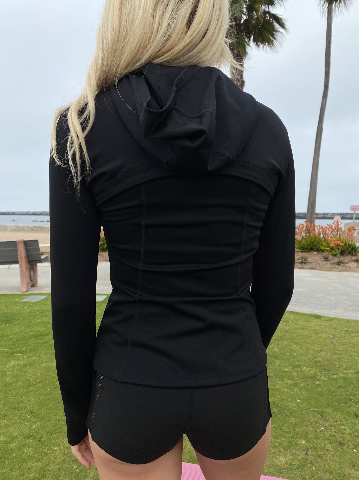 Chaqueta deportiva con capucha y cremallera