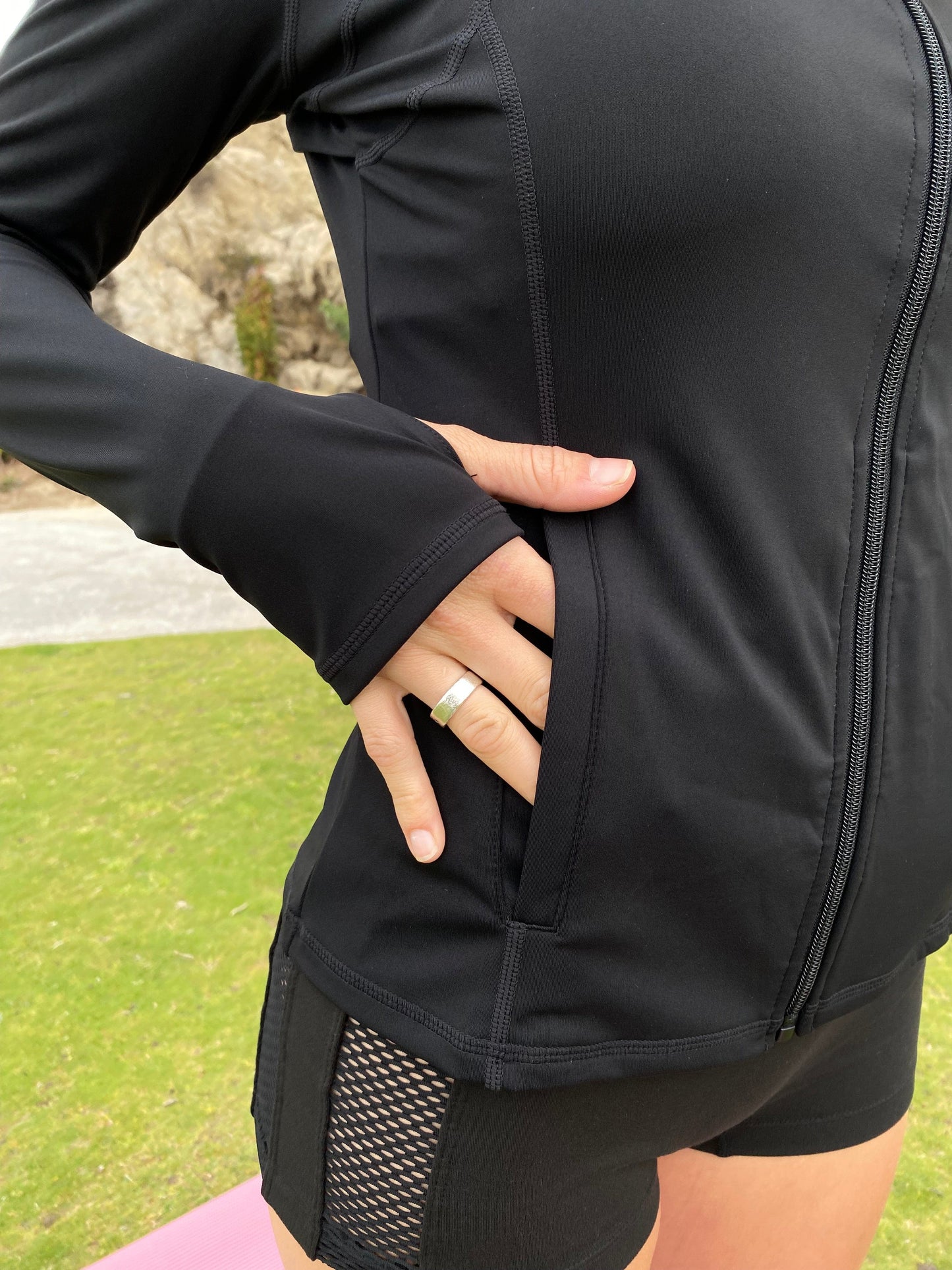 Chaqueta deportiva con capucha y cremallera